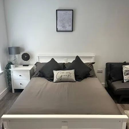 Harrystoke 1 Bedroom Studio, Free Parking & Garden