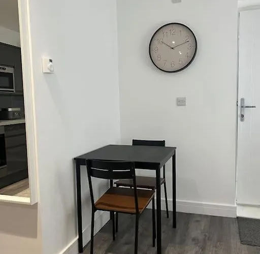 Apartman Harrystoke 1 Bedroom Studio, Free Parking & Garden