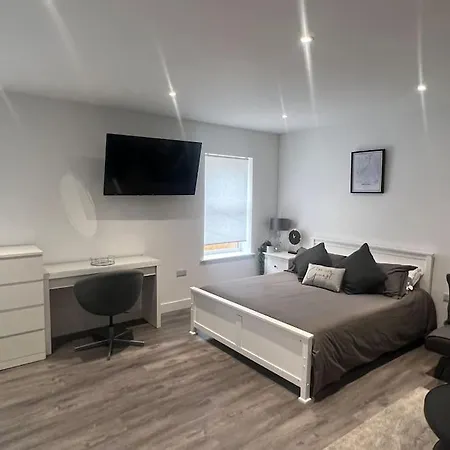 Апартаменти Harrystoke 1 Bedroom Studio, Free Parking & Garden *
