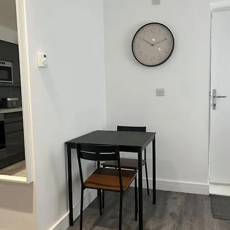 Apartament Harrystoke 1 Bedroom Studio, Free Parking & Garden