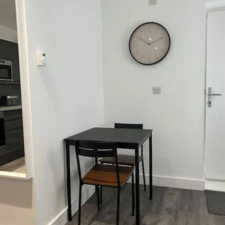 Apartment Harrystoke 1 Bedroom Studio, Free Parking & Garden