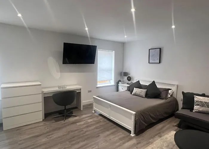 Apartament Harrystoke 1 Bedroom Studio, Free Parking & Garden *