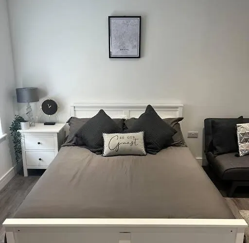 Harrystoke 1 Bedroom Studio, Free Parking & Garden